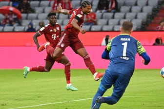 Doppel-Torschütze: Bayerns Gnabry (M.) gegen den 1. FC Köln.