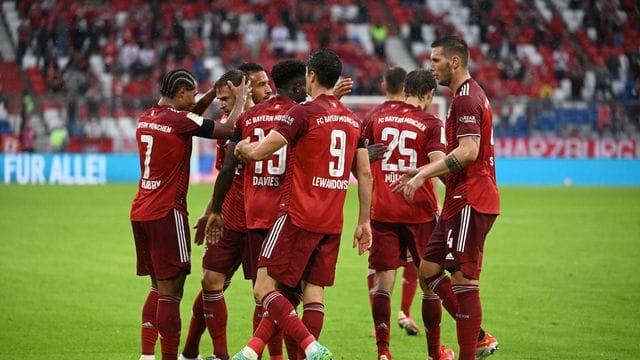 Die Bayern um Doppelpacker Serge Gnabry (l) setzten sich nur mit viel Mühe gegen Köln durch. Die Bayern um Doppelpacker Serge Gnabry (l) setzten sich nur mit viel Mühe gegen Köln durch.