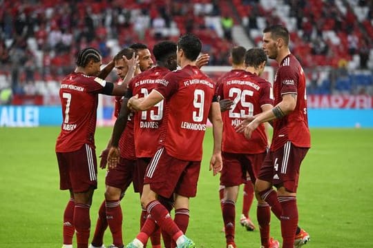 Die Bayern um Doppelpacker Serge Gnabry (l) setzten sich nur mit viel Mühe gegen Köln durch.
