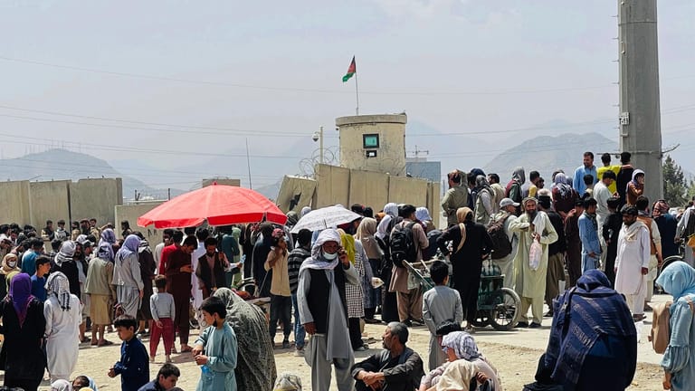So sieht es vor dem Flughafen Kabul aus: Tausende Menschen begehren Einlass.