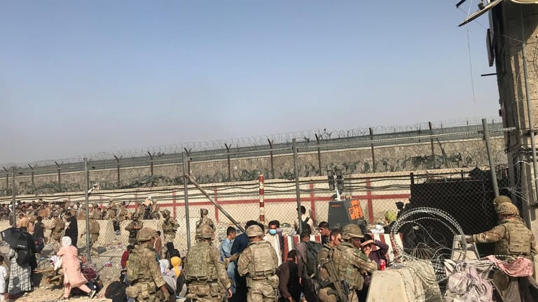 Und so sieht es drinnen aus: US-Soldaten sichern die Mauern des Flughafens.