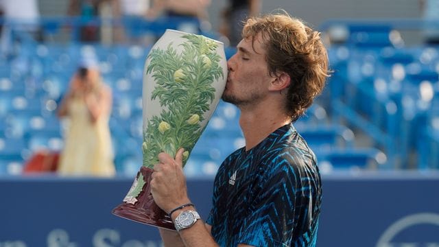 Siegerkuss: Olympiasieger Alexander Zverev feiert seinen Erfolg in Cincinnati. Siegerkuss: Olympiasieger Alexander Zverev feiert seinen Erfolg in Cincinnati.