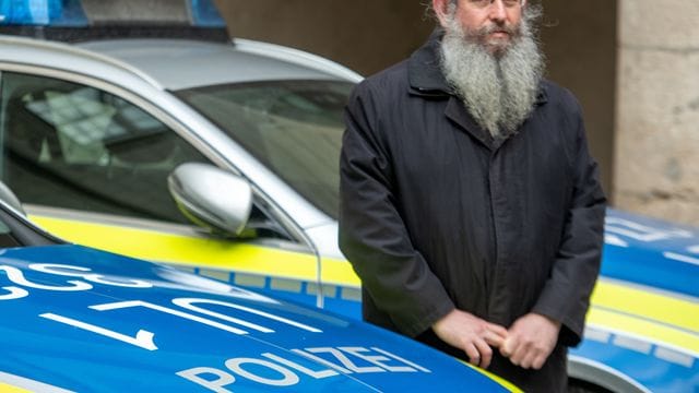 Polizeirabbiner Shneur Trebnik Polizeirabbiner Shneur Trebnik