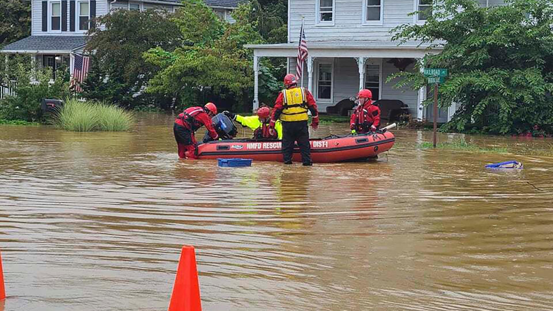 Rettungskräfte in New Jersey helfen mit einem Boot Hausbewohner. Der Sturm "Henri" hat für Überschwemmungen in den USA gesorgt. Rettungskräfte in New Jersey helfen mit einem Boot Hausbewohner. Der Sturm "Henri" hat für Überschwemmungen in den USA gesorgt.