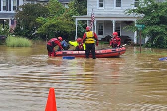 Rettungskräfte in New Jersey helfen mit einem Boot Hausbewohner. Der Sturm "Henri" hat für Überschwemmungen in den USA gesorgt.