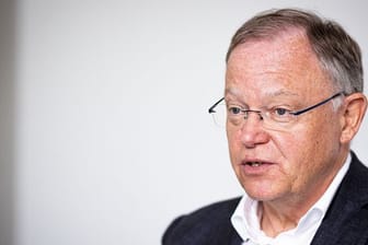 Stephan Weil (SPD), Ministerpräsident von Niedersachsen (Archivbild): Er verleiht die Bundesverdienstkreuze.