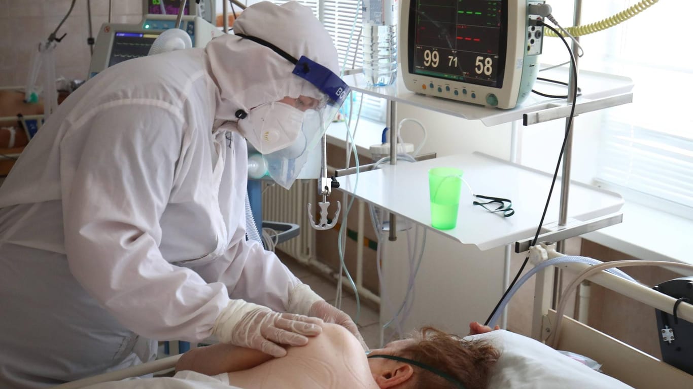 Eine Pflegerin kümmert sich um einen Coronapatienten (Symbolbild). Die täglichen Infektionszahlen in Deutschland könnten bald wieder fünfstellig sein.