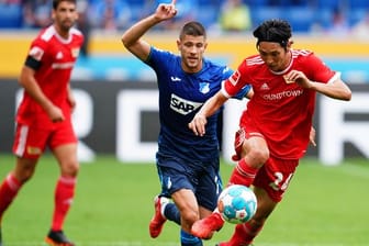 Hoffenheims Stürmer Andrej Kramaric und Unions Mittelfeldspieler Genki Haraguchi (r).
