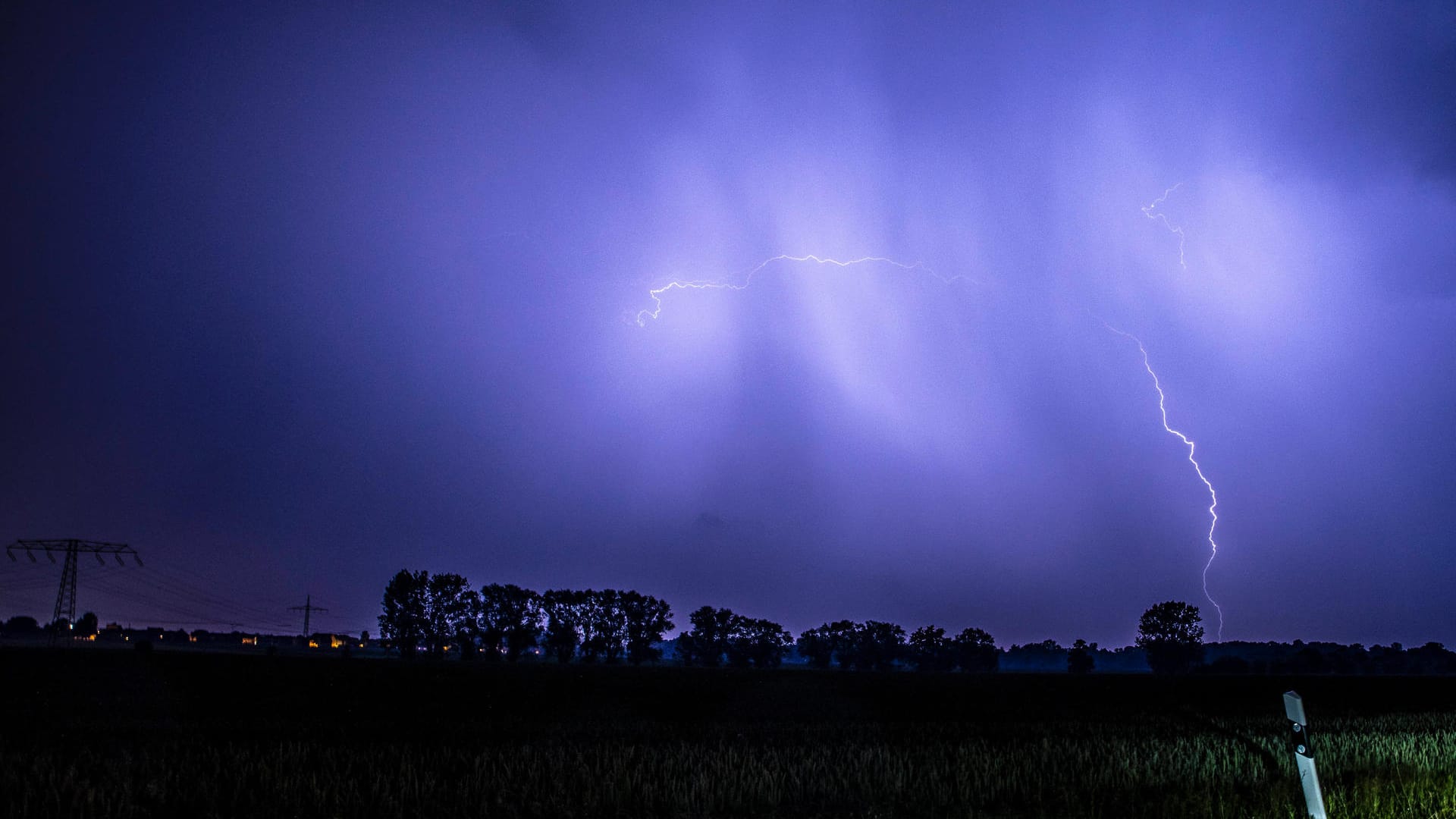 Starkgewitter über Leipzig (Archivbild): In der Region wird vor Unwettern und Starkregen gewarnt.