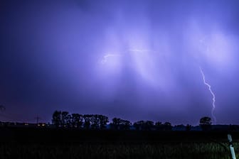 Starkgewitter über Leipzig (Archivbild): In der Region wird vor Unwettern und Starkregen gewarnt.