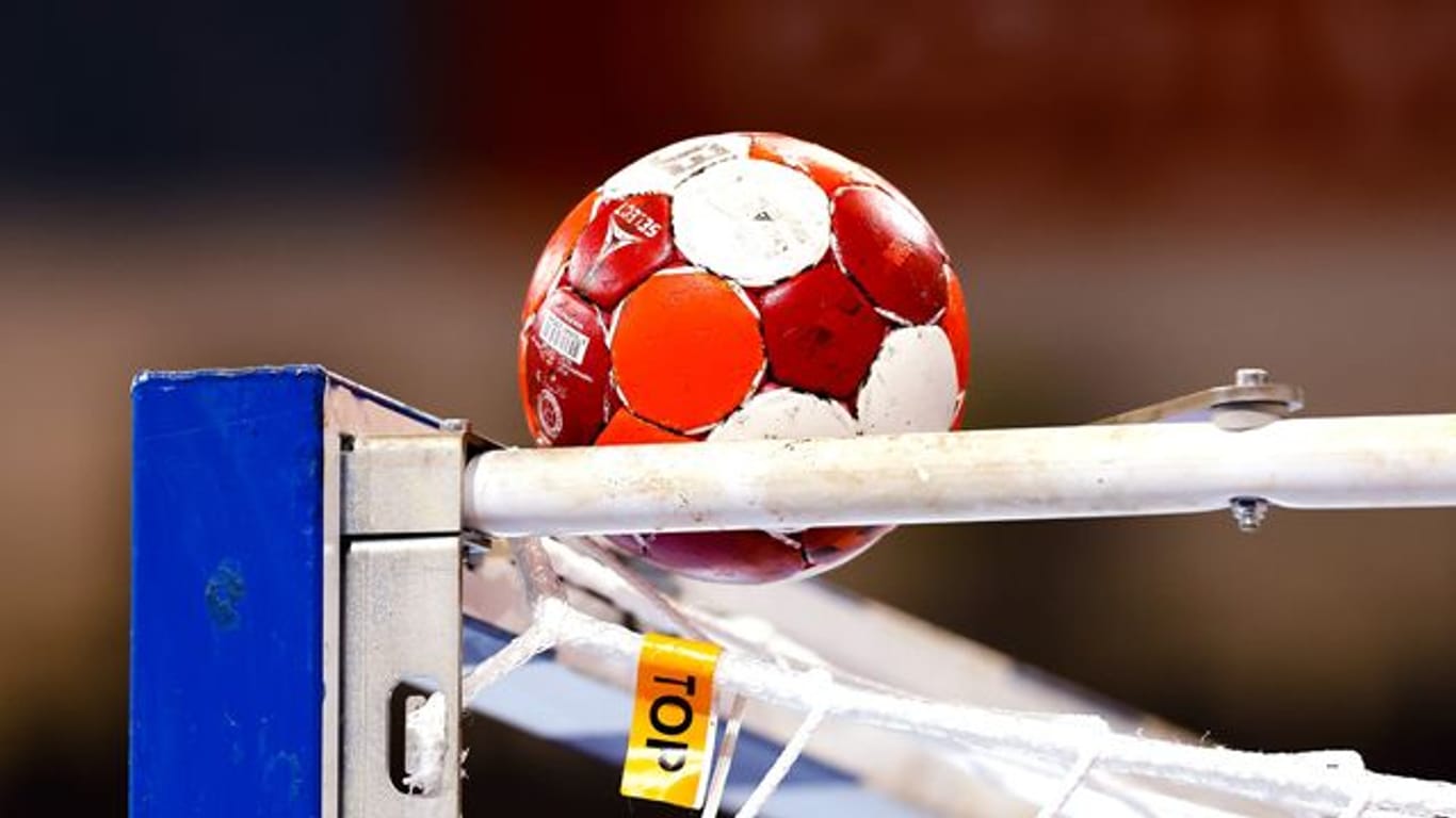 Ein Spielball liegt auf einem Handballtor