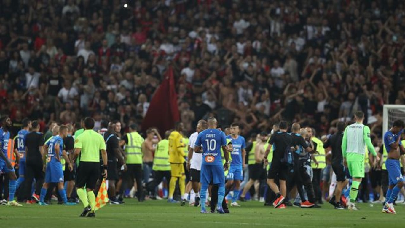 Nizza-Fans strömen gegen Olympique Marseille auf das Spielfeld.