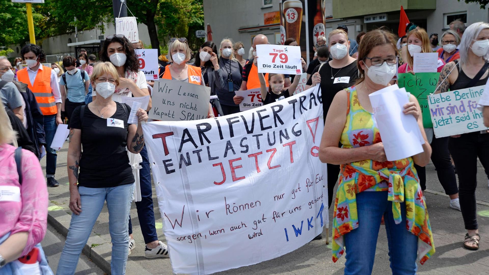 Kundgebung im Juni vor dem Vivantes Klinikum Neukölln (Archivbild): Die Beschäftigten fordern unter anderem einen Tarifvertrag, der eine Mindestpersonalausstattung für Stationen und Bereiche festlegt.