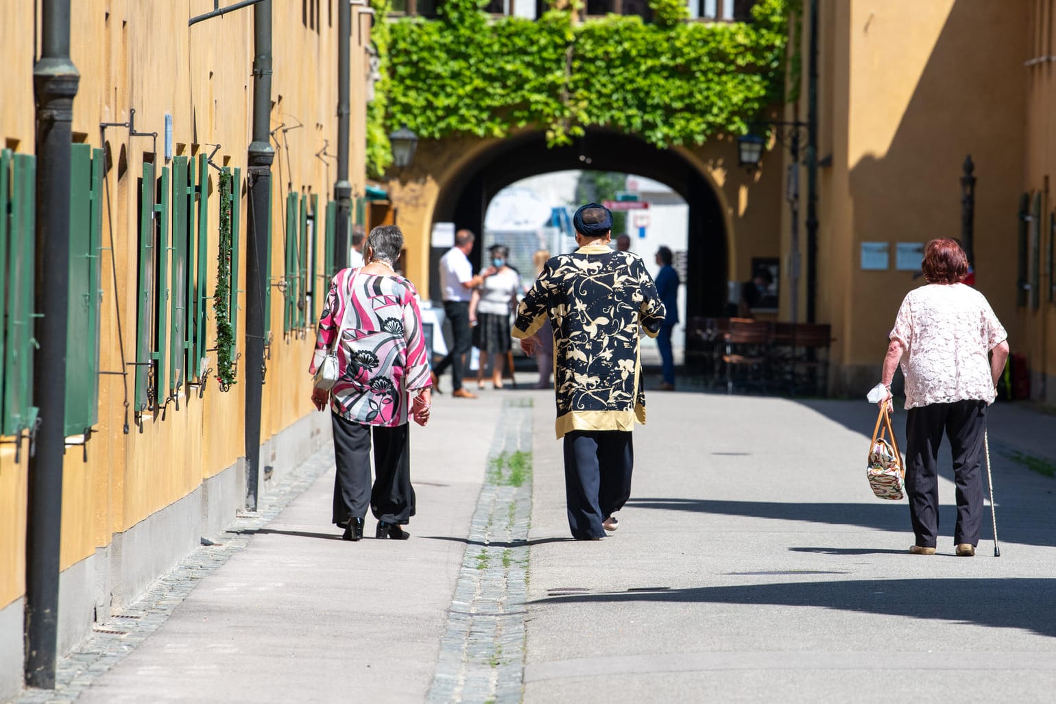 Besucher gehen durch die Augsburger Fuggerei (Archivbild): Die Fuggerei gibt es seit 500 Jahren und sie gilt als älteste Sozialsiedlung der Welt.