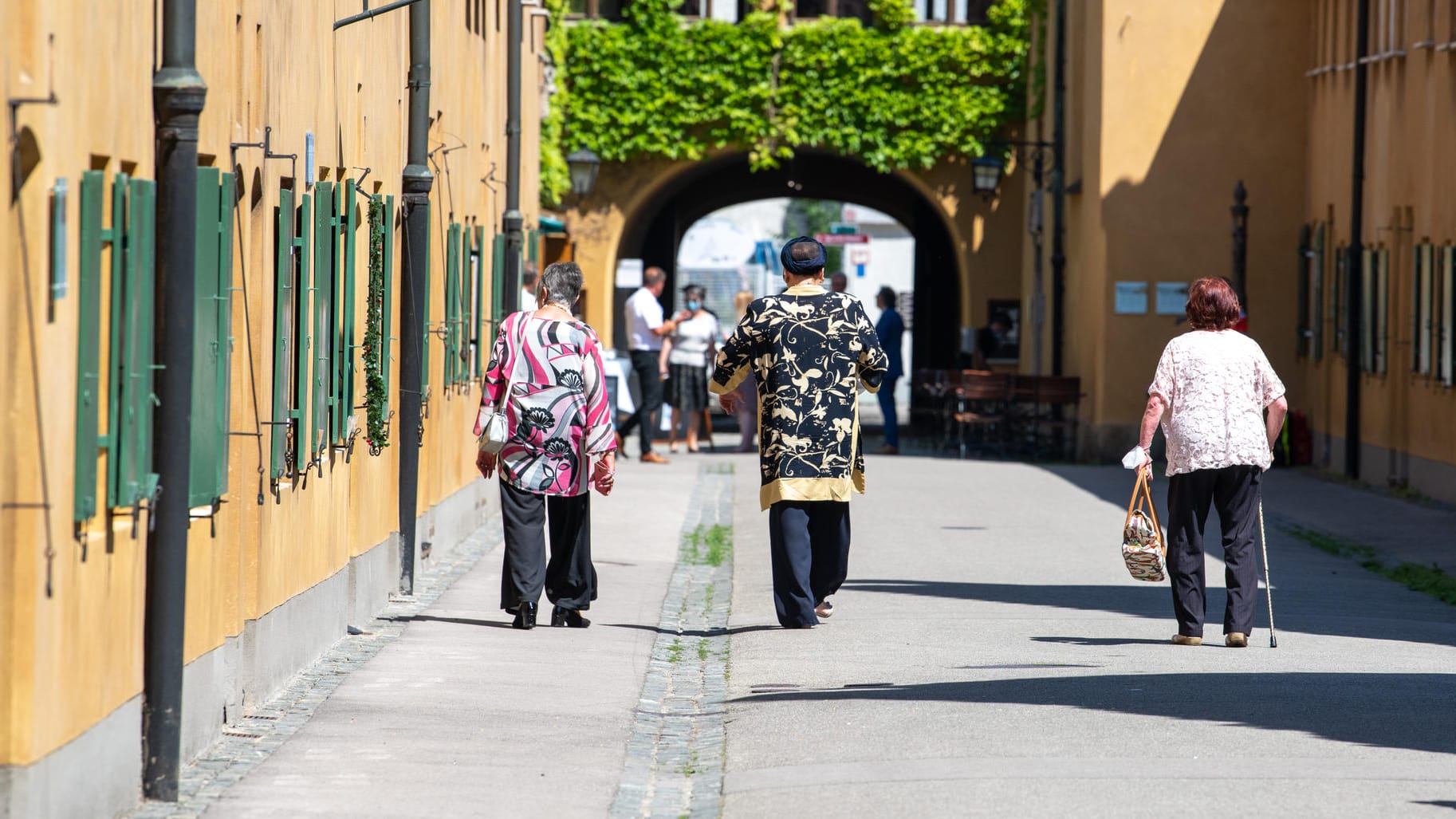 Besucher gehen durch die Augsburger Fuggerei (Archivbild): Die Fuggerei gibt es seit 500 Jahren und sie gilt als älteste Sozialsiedlung der Welt.