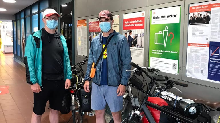 Matt (rechts) und ein Freund mit ihren Fahrrädern: Sie sind auf dem Weg nach Hause in die Niederlande.