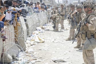 Soldaten stehen am Flughafen in Kabul: Bei einem Schusswechsel ist ein afghanischer Soldat gestorben.
