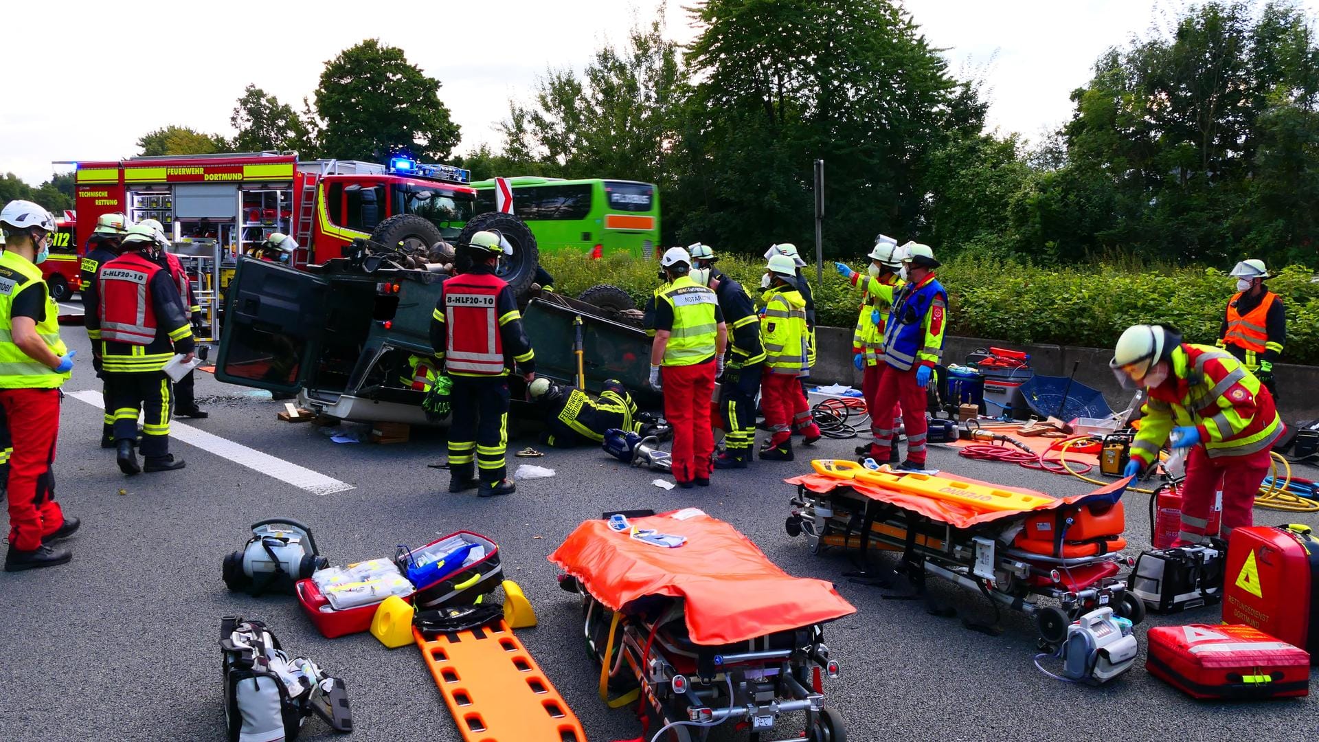 Der Geländewagen landete auf dem Dach: Helfer brachten die Verletzten in Krankenhäuser.