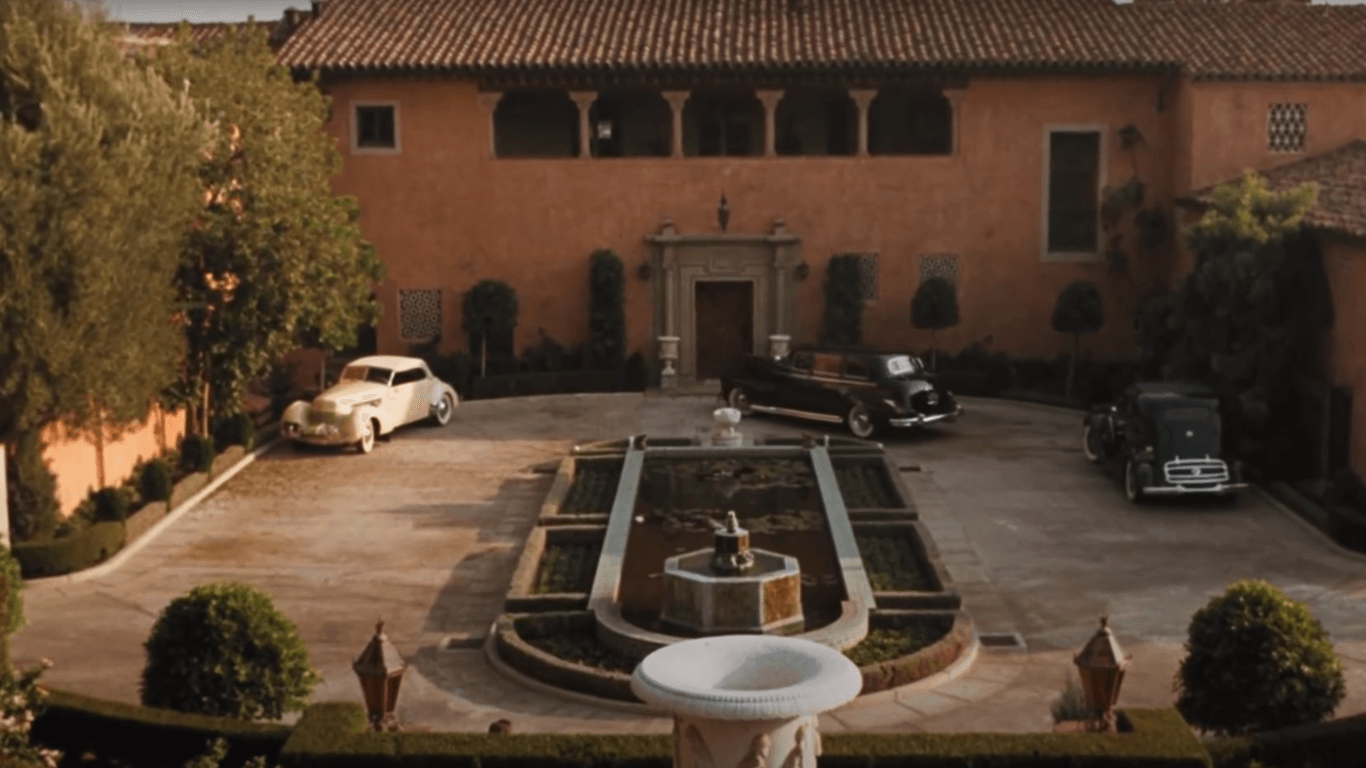 "Der Pate": Hier ist eine Szene aus dem Kultfilm zu sehen, welche auf dem Vorplatz vom Beverly House gedreht wurde.