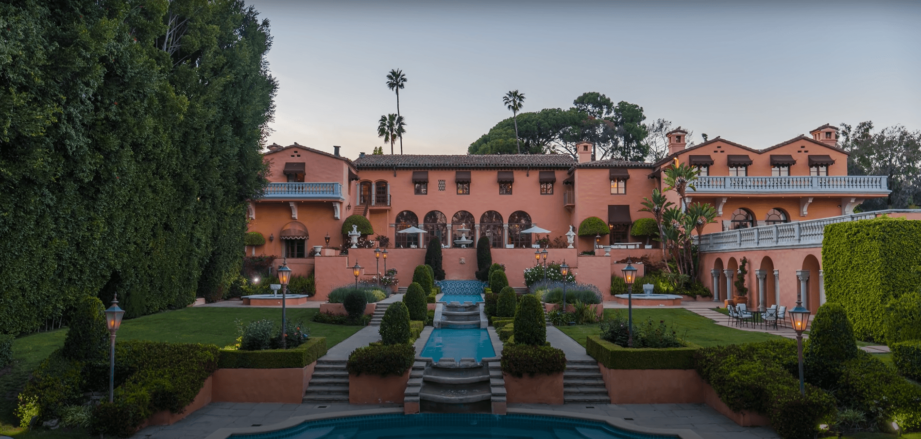 Villa im spanischen Kolonialstil vom Garten aus betrachtet
