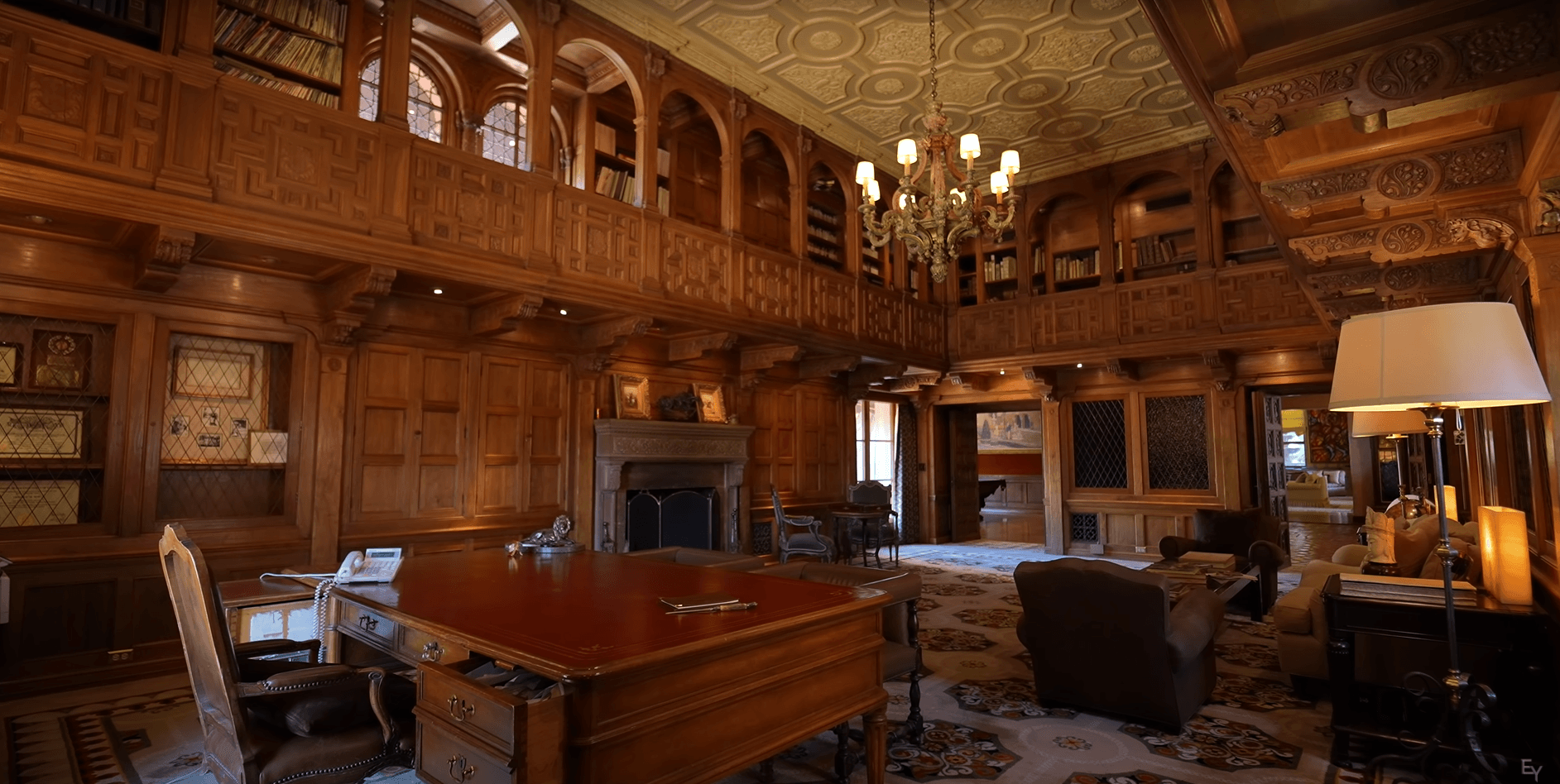 Bibliothek im Erdgeschoss
