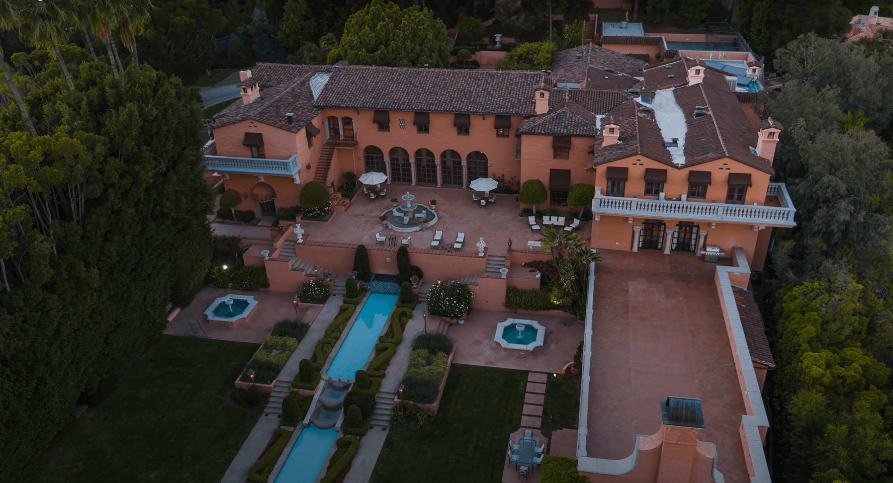 Beverly House: Blick auf die Villa aus Vogelperspektive