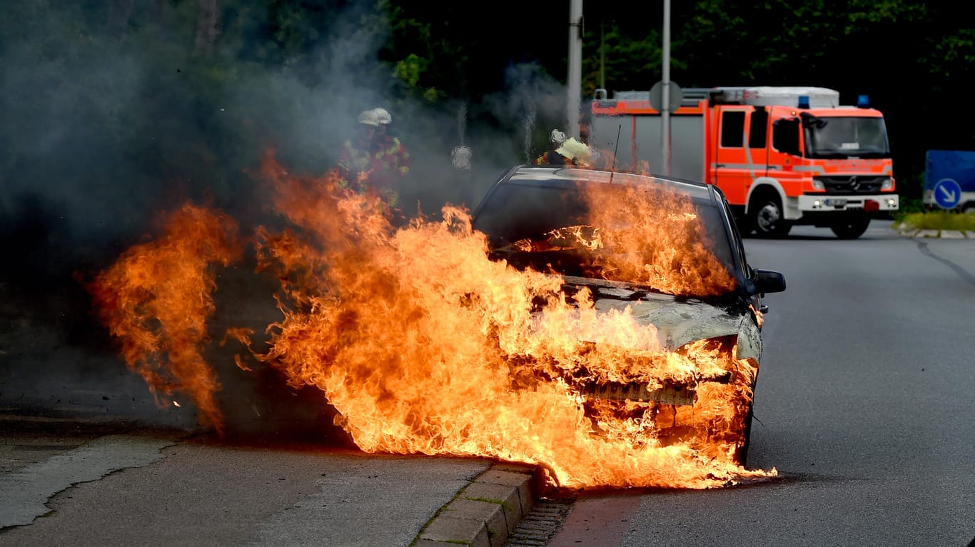 Feuerwehreinsatz: Geht von elektrischen Autos eine höhere Brandgefahr aus?