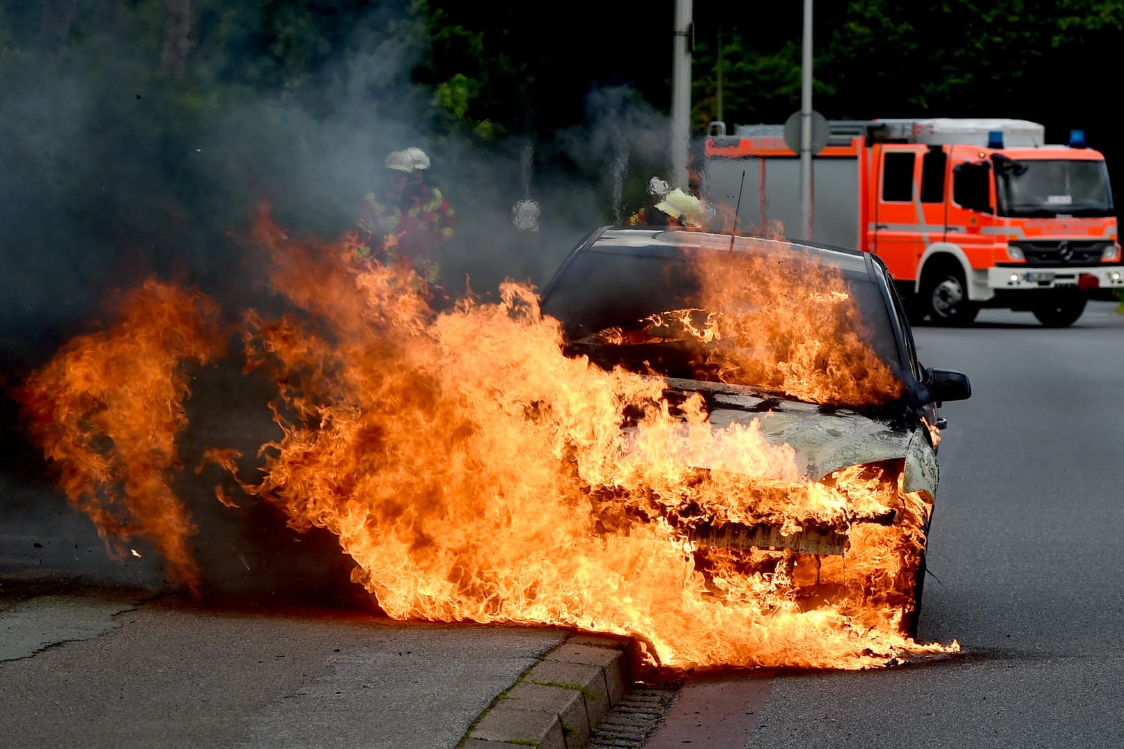 Feuerwehreinsatz: Geht von elektrischen Autos eine höhere Brandgefahr aus?