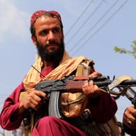 Taliban-Kämpfer (Symbolbild): Die Taliban haben den USA gedroht, sollten sie das Land Ende August nicht verlassen.