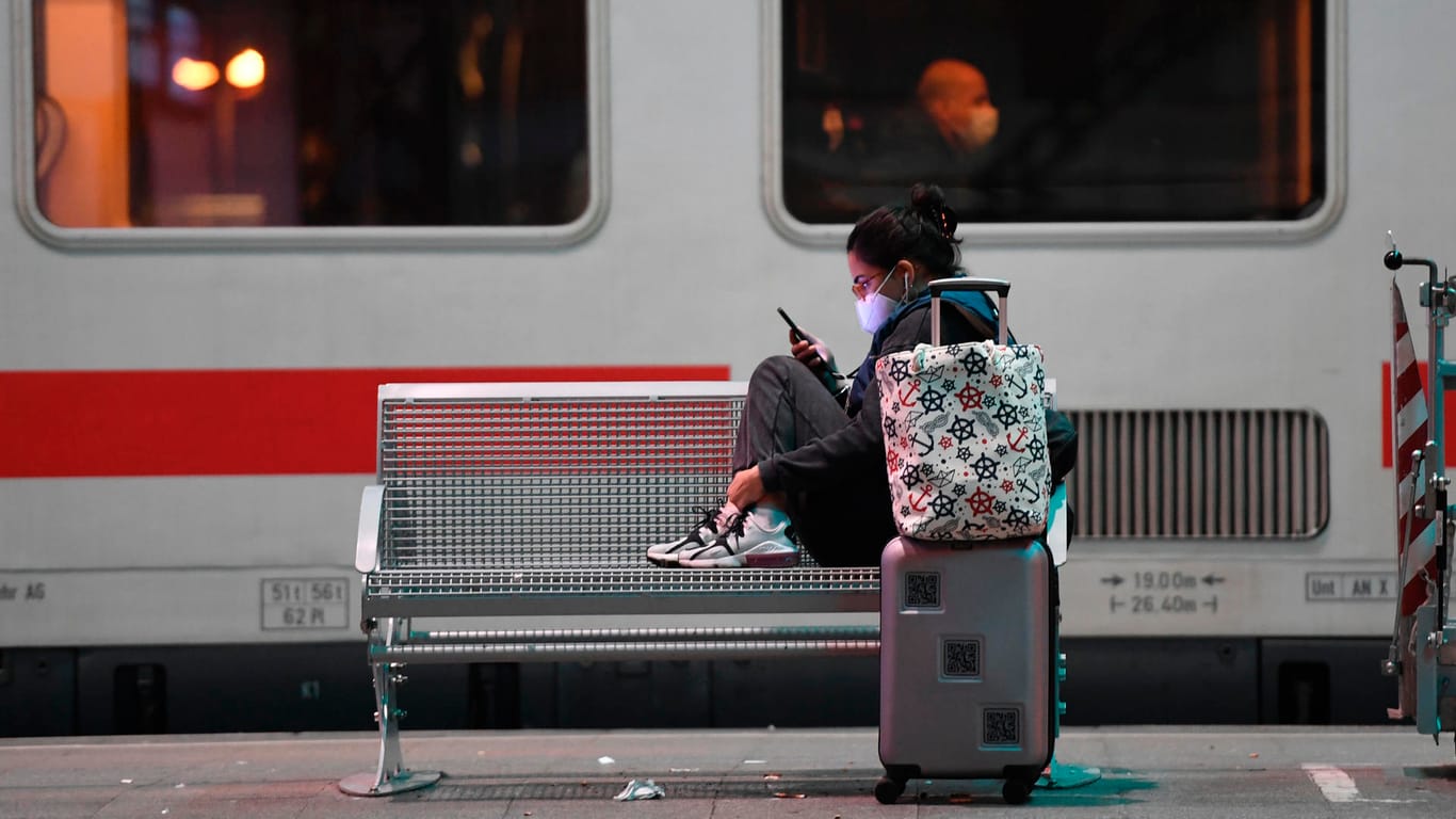 Eine Reisende wartet im Kölner Bahnhof auf den nächsten Zug: Die Gewerkschaft der Lokführer (GDL) streikt für bessere Konditionen.