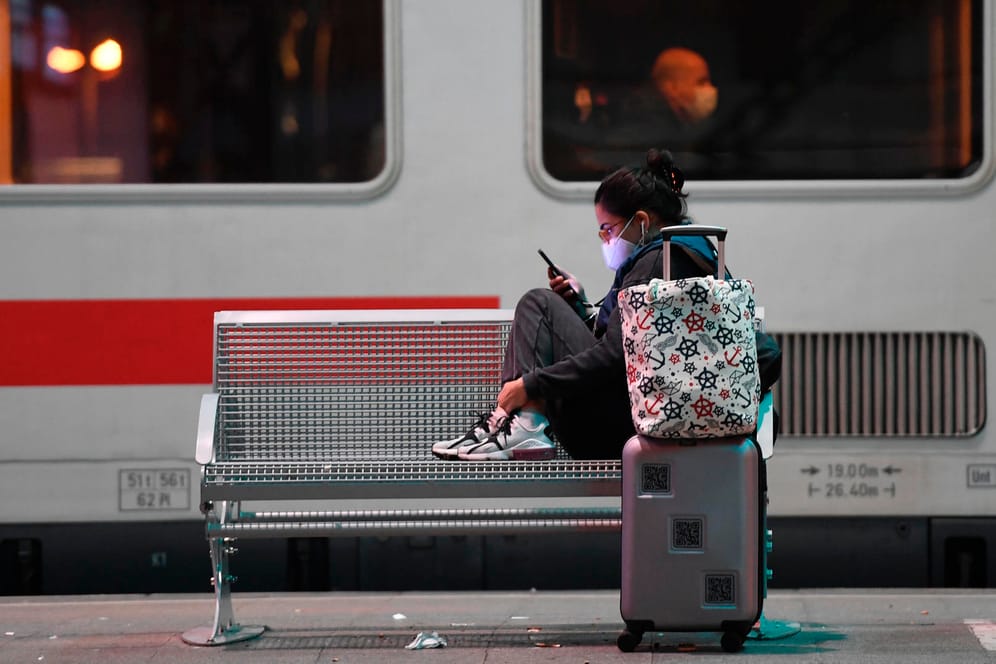 Eine Reisende wartet im Kölner Bahnhof auf den nächsten Zug: Die Gewerkschaft der Lokführer (GDL) streikt für bessere Konditionen.