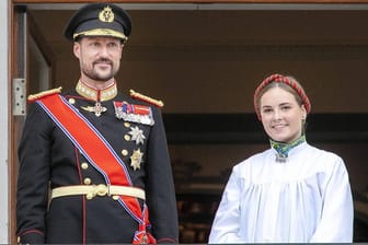 Kronprinz Haakon und seine Tochter Prinzessin Ingrid Alexandra: Die 17-Jährige wurde positiv auf das Coronavirus getestet.