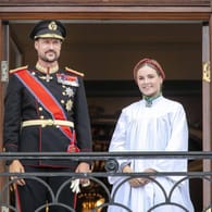 Kronprinz Haakon und seine Tochter Prinzessin Ingrid Alexandra: Die 17-Jährige wurde positiv auf das Coronavirus getestet.