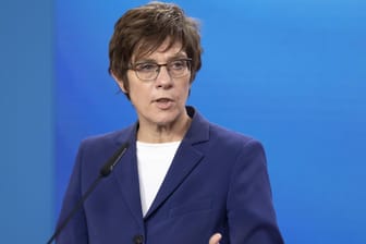 Annegret Kramp-Karrenbauer (CDU): Die Verteidigungsministerin denkt über persönliche Konsequenzen aus der Krise in Afghanistan nach.