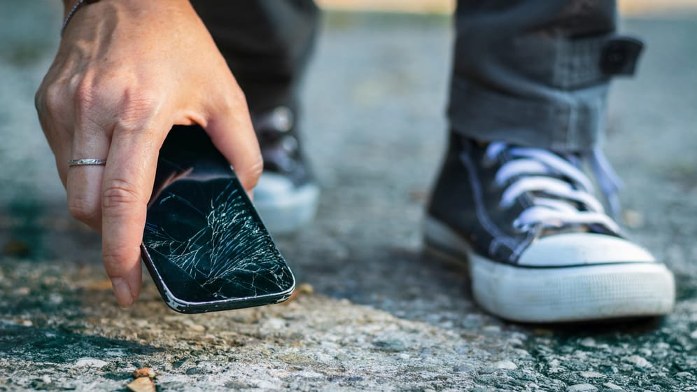 Beschädigtes Smartphone (Symbolbild): Zerstört ein Dritter unabsichtlich Ihr Handy, übernimmt seine private Haftpflichtversicherung die Kosten.