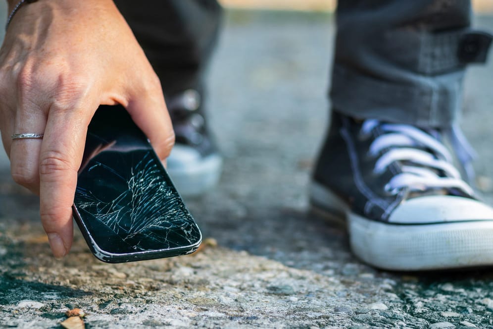 Beschädigtes Smartphone (Symbolbild): Zerstört ein Dritter unabsichtlich Ihr Handy, übernimmt seine private Haftpflichtversicherung die Kosten.