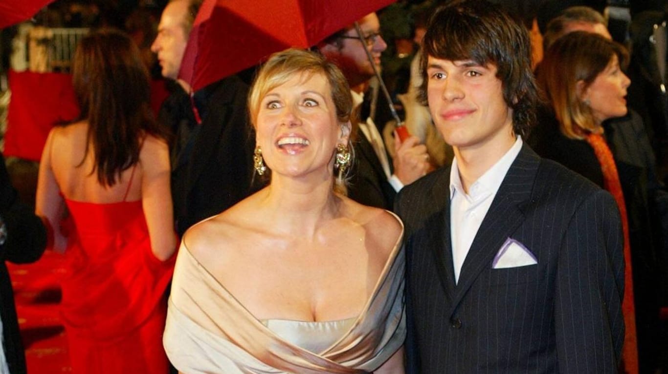Andrea Kiewel mit Sohn Max: Hier traten die beiden bei der Verleihung der Goldenen Kamera 2004 im Konzerthaus Berlin zusammen auf.