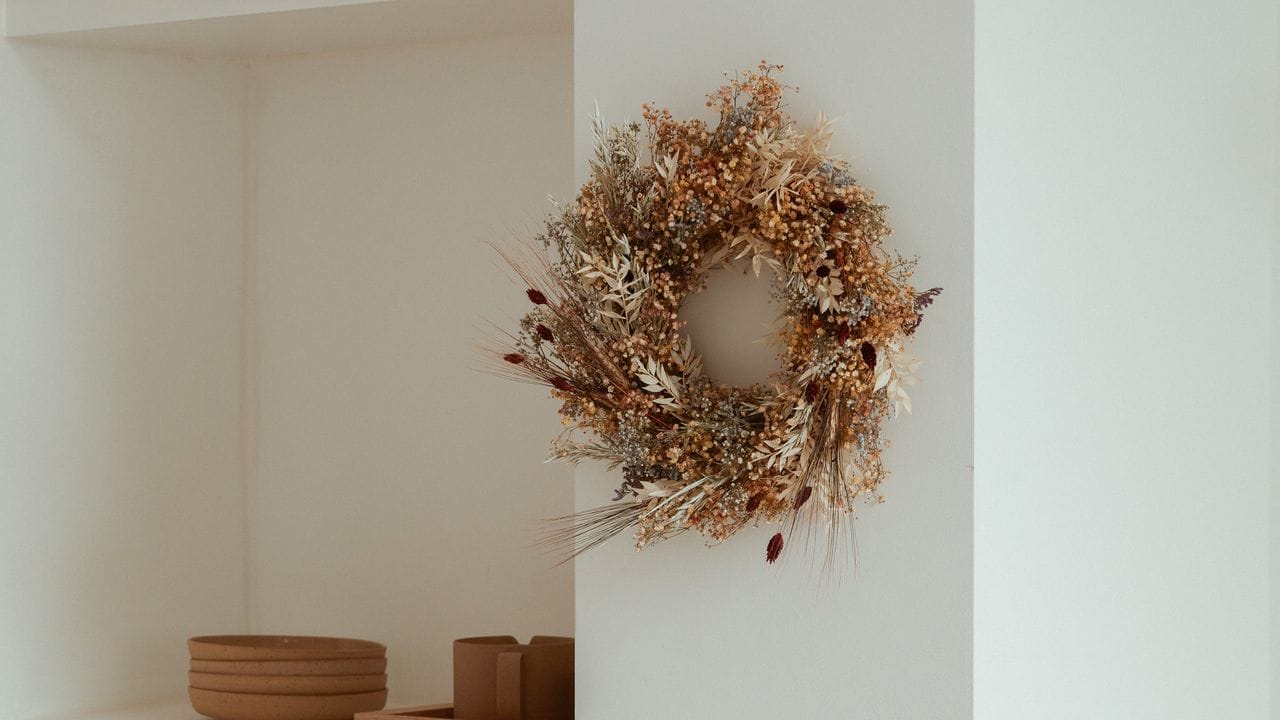 An einer sonst schlicht gehaltenen Wand machen sich Kränze aus Trockenblumen gut. An einer sonst schlicht gehaltenen Wand machen sich Kränze aus Trockenblumen gut.
