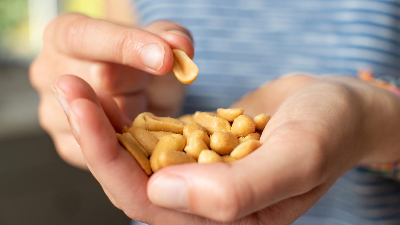 Erdnüsse: In einem Bio-Produkt und zwei konventionellen Marken entdeckte ein Labor Rückstände von Mineralöl.