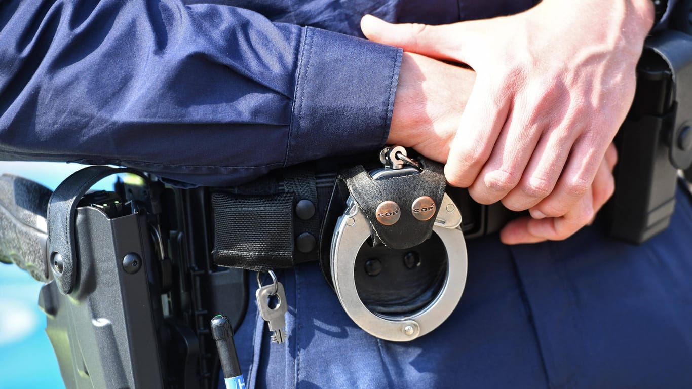 Handschellen und eine Waffe am Gürtel eines Polizisten (Symbolbild): Die Polizei hat nun eine Aufbauorganisation eingerichtet, um den Hinweise nachzugehen.