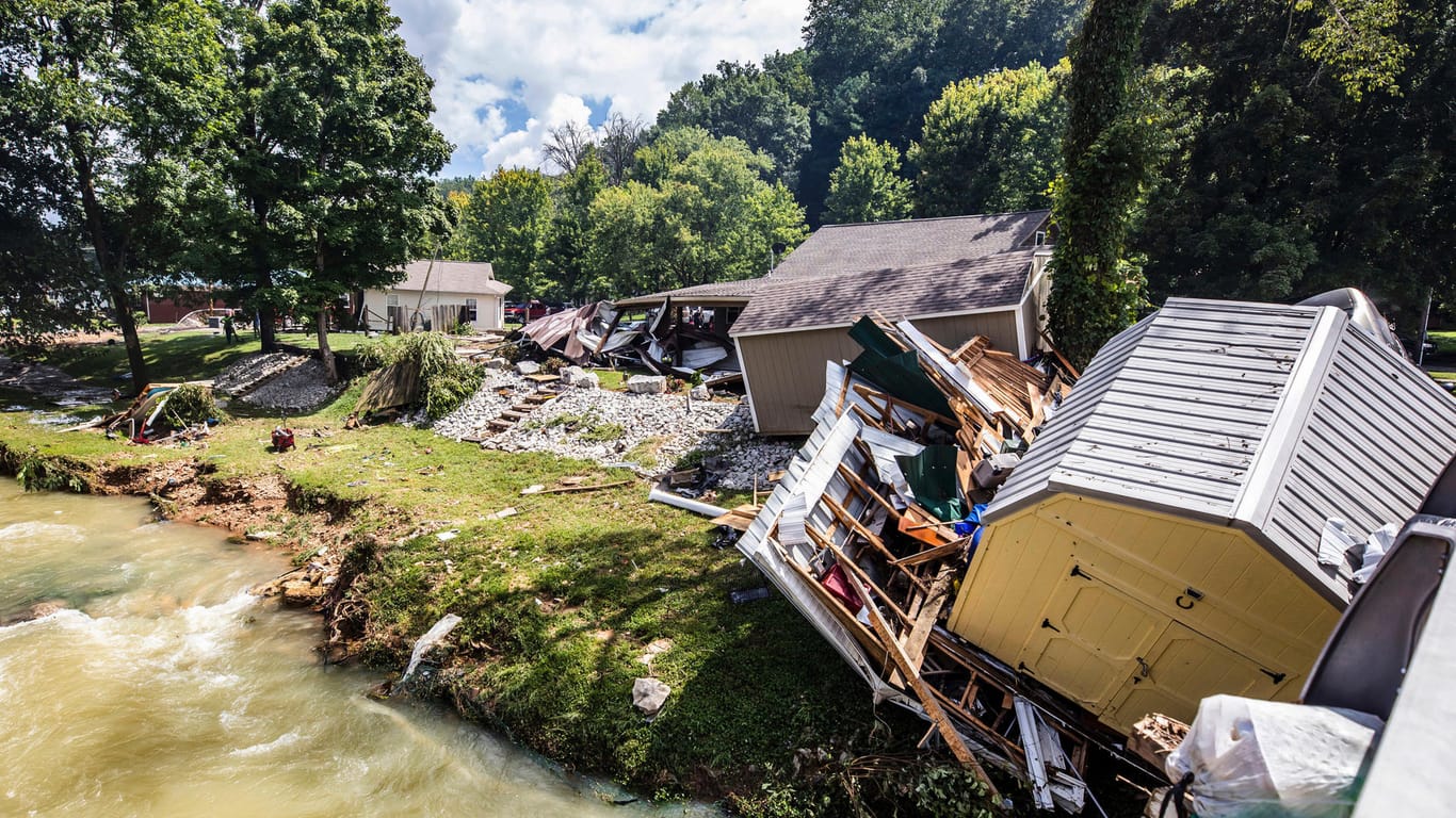 Gebäude entlang des Trace Creek sind nach einem Unwetter zerstört. Schwere Regenfälle haben im Bundesstaat Tennessee mehrere Todesopfer gefordert.
