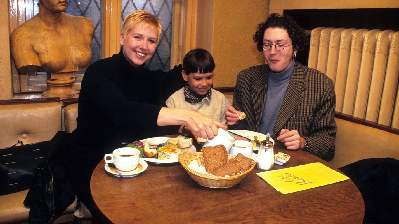Moderatorin Andrea Kiewel mit Freund Gerrit Brinkhaus und Sohn Max beim Frühstück im Jahr 1995.