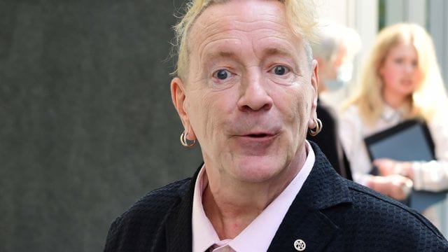 Frontmann John Lydon alias Johnny Rotten vor dem Gerichtsgebäude in London. Frontmann John Lydon alias Johnny Rotten vor dem Gerichtsgebäude in London.