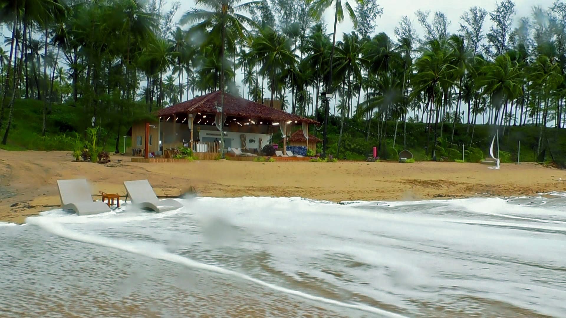 In Thailand tobt ein Sturm und es regnet in Strömen.