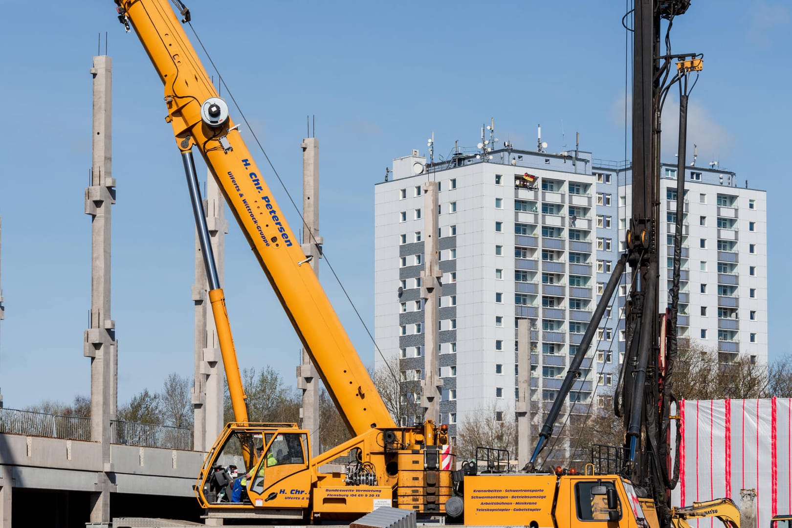 Eine Baustelle in Kiel (Symbolbild): Die Männer wurden durch die Fassadenteile verletzt.