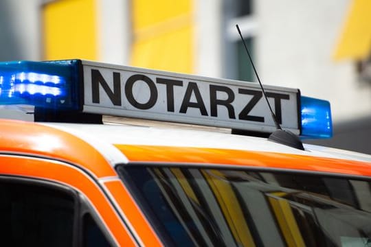 Ein Notarztwagen steht auf der Straße