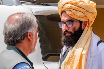 Anas Hakkani (r.), Anführer des gleichnamigen Netzwerkes innerhalb der Taliban: Die Gruppe soll für viele schwere Terroranschläge verantwortlich sein.
