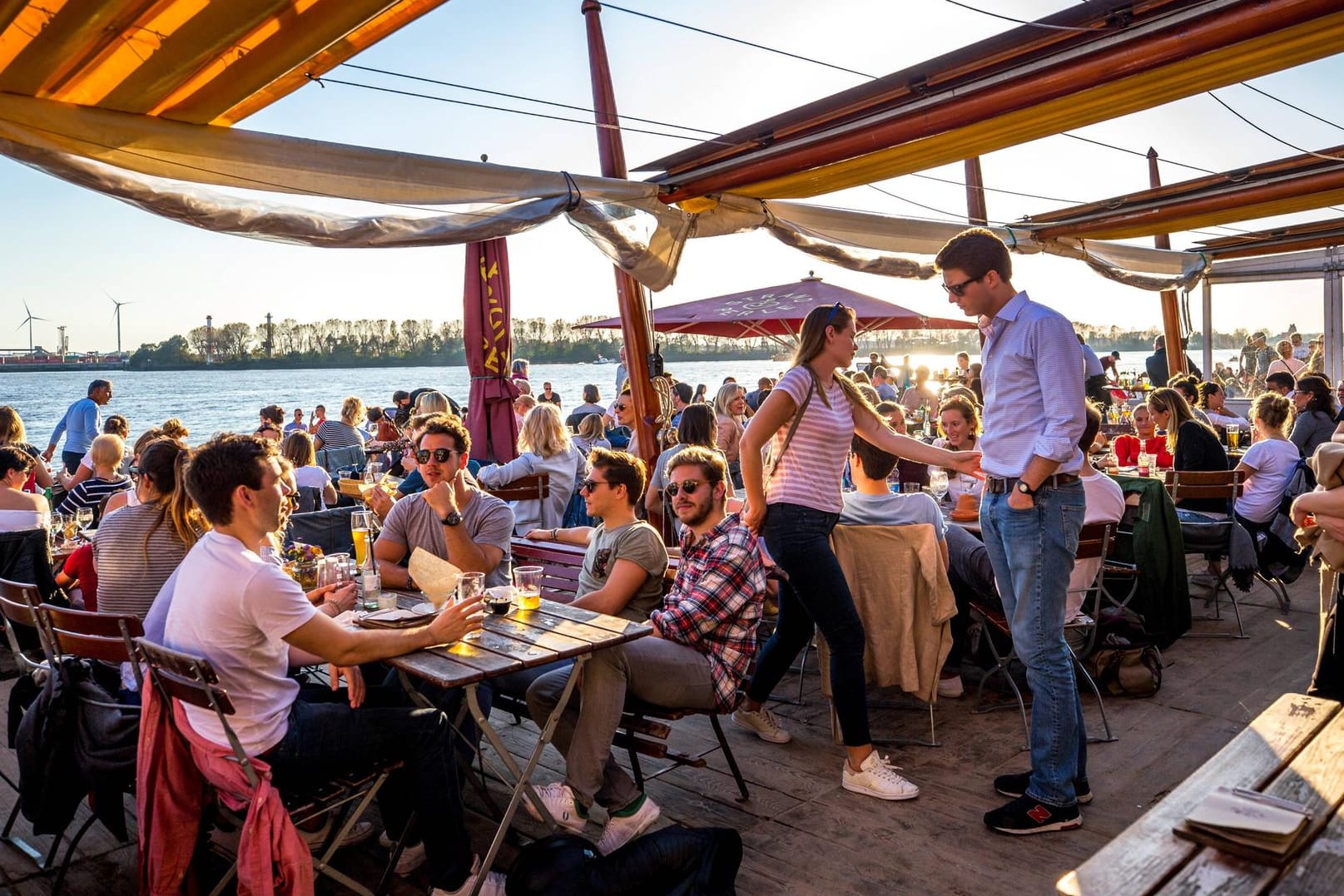 Restaurant in Hamburg (Archivbild): In der Hansestadt sollen neue Regelungen eingeführt werden. Gastronomen haben dazu ganz unterschiedliche Meinungen.