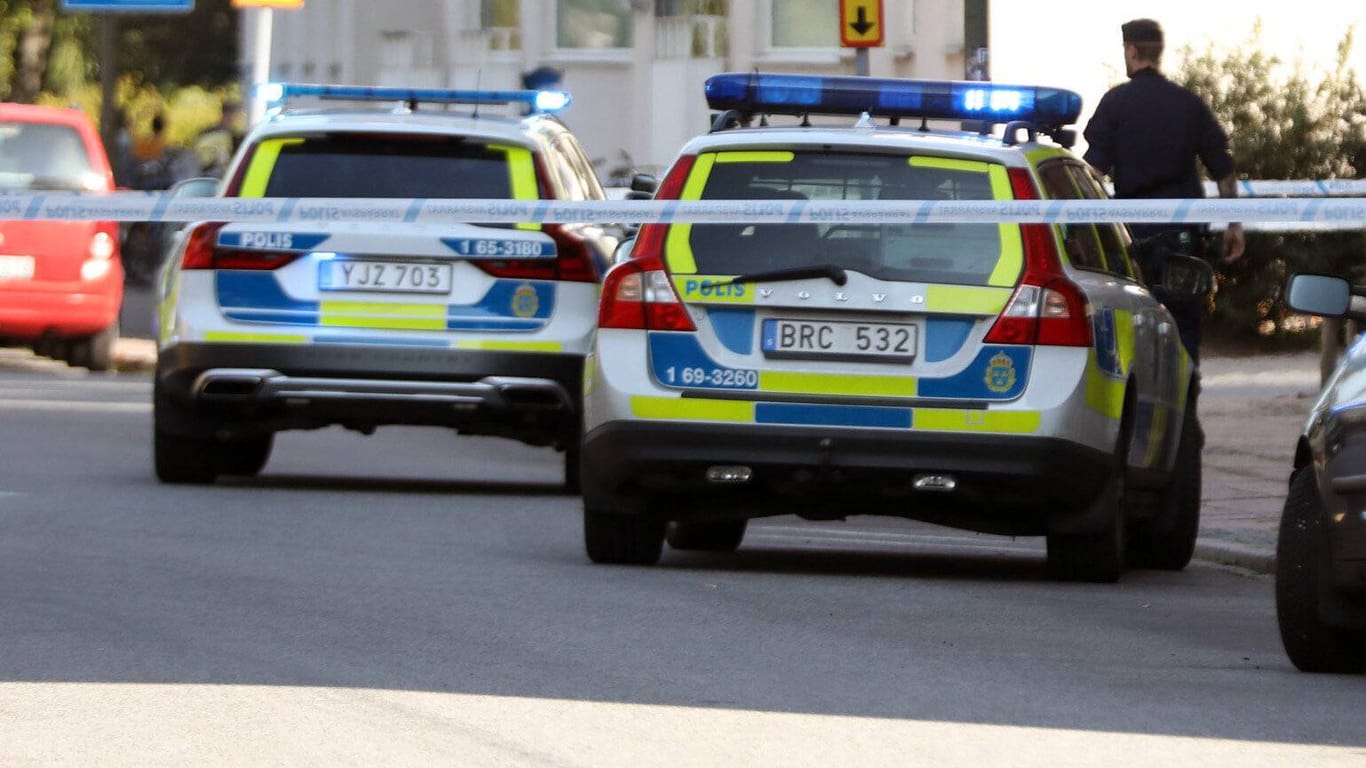 Die schwedische Polizei im Einsatz: Nahe Stockholm ist ein Kinderskelett gefunden worden.