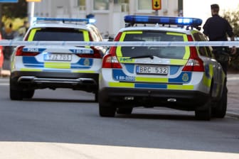 Die schwedische Polizei im Einsatz: Nahe Stockholm ist ein Kinderskelett gefunden worden.